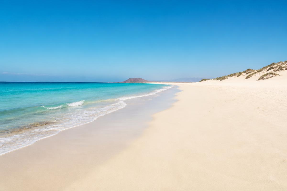 Grandes Playas de Corralejo con arena blanca e Isla de Lobos al fondo